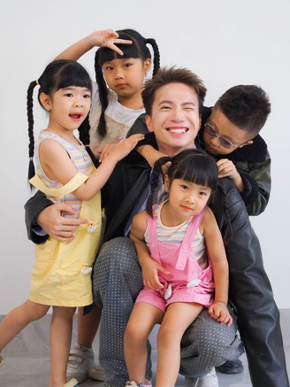 S.T Sơn Thạch làm 'bố tập sự'