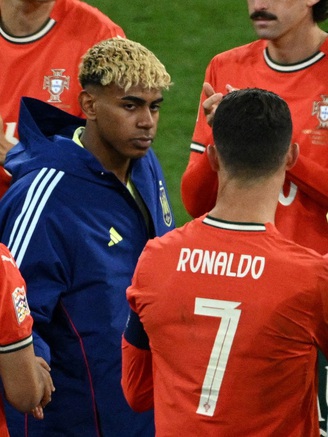 Yamal gây tranh cãi khi bỏ đi đúng lúc Ronaldo nâng cúp vô địch UEFA Nations League