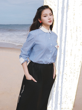 Cách diện áo sơ mi họa tiết, sơ mi trơn xinh ngất ngây mùa nắng