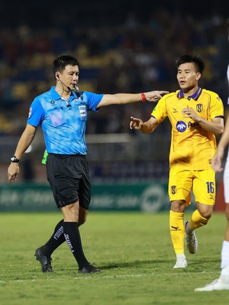 Thầy giáo Hoàng Ngọc Hà thiết lập kỷ lục: Lần thứ tư giành Còi vàng Việt Nam