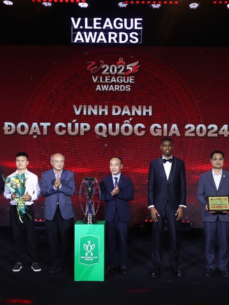 Bộ trưởng Lương Tam Quang thưởng đội CAHN 1 tỉ đồng, thầy trò HLV Polking vươn ra châu Á
