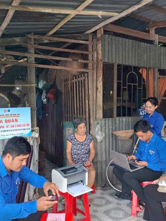 Đội hình lưu động đến tận nhà dân hỗ trợ thủ tục hành chính