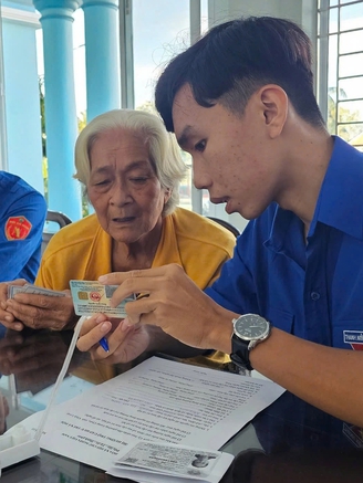 Khi người trẻ thắp sáng màn hình, người lớn thắp sáng lòng tin
