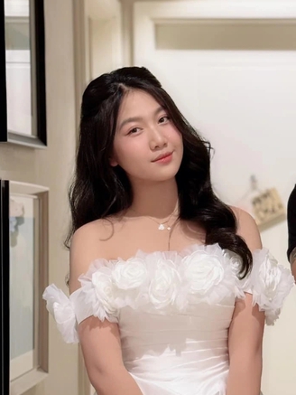 Con gái diễn viên Mạnh Trường 'gây sốt' với nhan sắc xinh đẹp ở tuổi 16