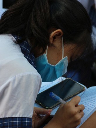 TP.HCM dự kiến cấm học sinh dùng điện thoại ở trường: Giáo viên cực kỳ hoan nghênh