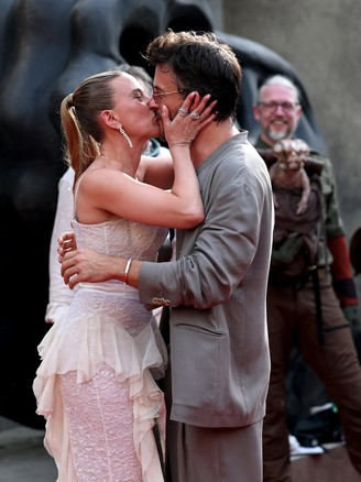 Chồng Scarlett Johansson phản ứng ra sao khi vợ hôn bạn diễn ngoài đời?