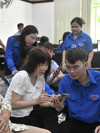 Đến phường làm thủ tục tự tin và gần gũi hơn nhờ có thanh niên hỗ trợ
