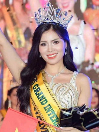 Việt Nam có thêm 2 hoa hậu quý bà quốc tế chỉ trong 1 ngày