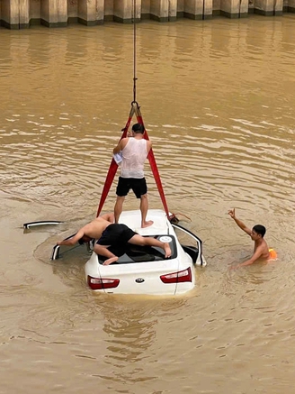 Xe ô tô lao xuống sông, 2 người được cứu sống