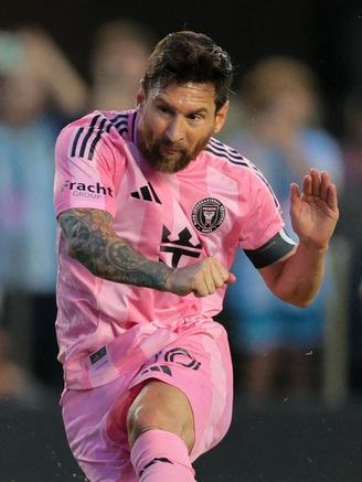 Messi thiết lập kỷ lục không tưởng: Ghi cú đúp trận thứ 5, sút phạt siêu phẩm 