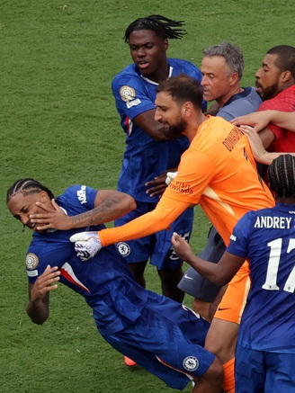 HLV Enrique tự nhận ‘thật ngu ngốc’, sẽ bị FIFA phạt nặng vì tát cầu thủ Chelsea