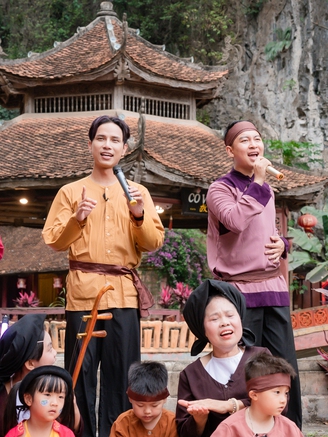 Neko Lê hát xẩm, tiết lộ được con gái cố nghệ nhân Hà Thị Cầu truyền nghề