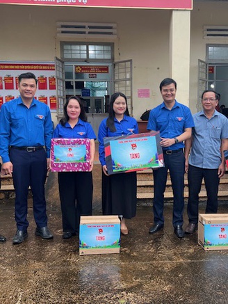 Bí thư thứ nhất T.Ư Đoàn thăm thanh niên tình nguyện tại các xã biên giới