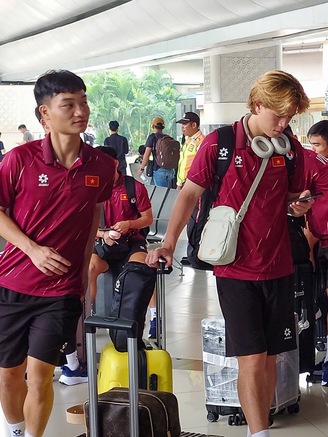 U.23 Việt Nam đến Indonesia an toàn, tập ngay ngày đầu: Chinh phục đỉnh cao khu vực