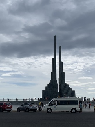 Ô tô đậu kín trước tháp Nghinh Phong bất chấp biển cấm, gây mất mỹ quan