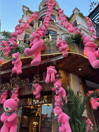 Gấu bông 'phủ hồng' quán cà phê gây bão mạng ở TP.HCM: Khách thích thú check-in