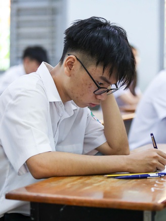 Chuyên gia nói gì về phổ điểm thi tốt nghiệp THPT 2025 vừa công bố?