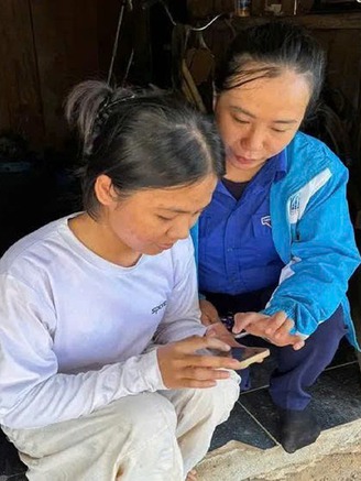 'Cõng' thông tin đến từng nóc nhà vùng cao