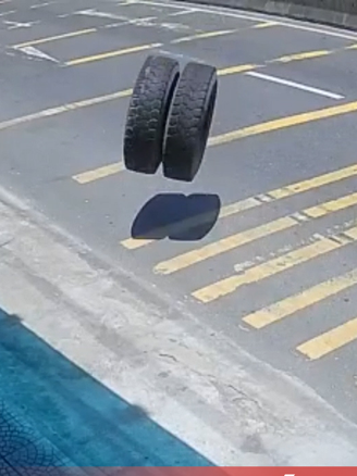 Cặp lốp xe 'đi lạc' trên quốc lộ, tông bể kính cường lực tiệm điện máy