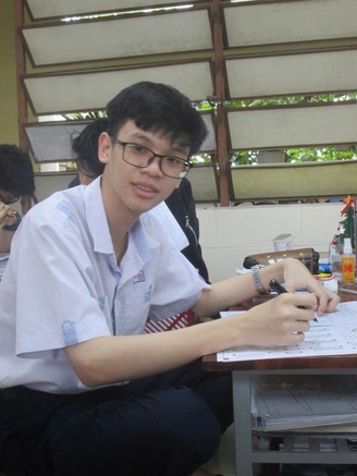Thủ khoa khối B toàn quốc: Đi học xa nhà, cuối tuần bán đồ ăn phụ mẹ