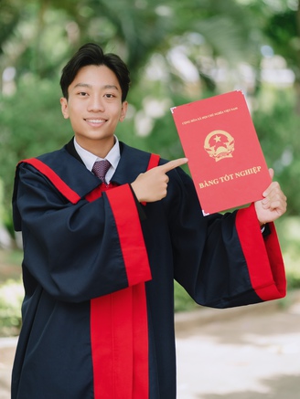Thành tích 'dữ dội' của nam sinh Lâm Đồng 10 điểm tiếng Anh tốt nghiệp THPT