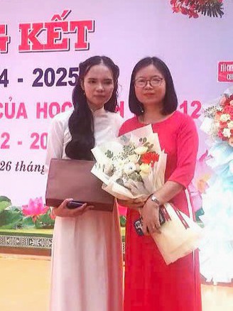 Nữ sinh dành hai điểm 10 tặng bố mẹ làm nông