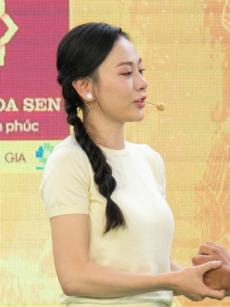 Phương Oanh khóc nghẹn trước cậu bé mồ côi chăm sóc người bà 90 tuổi