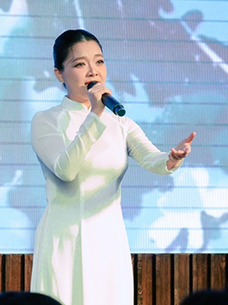 Thanh Ngọc, Duyên Quỳnh diện áo dài, khoe giọng cao vút trên sân khấu sinh viên