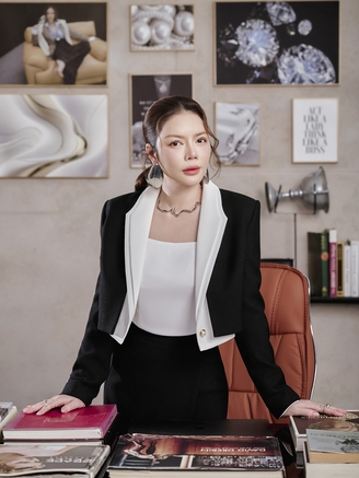 Gu thời trang đúng chất 'nữ tổng tài' của Lý Nhã Kỳ