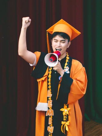 Sinh viên ‘chơi lớn’ trong lễ tốt nghiệp