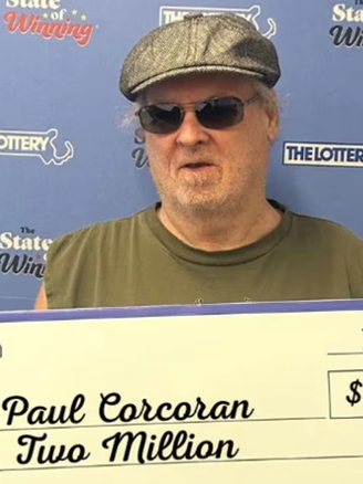 Hai lần trở thành triệu phú trong một đêm vì tưởng mua nhầm vé số