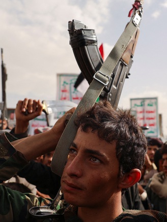 Houthi tấn công sân bay Israel, Iran tuyên bố cứng rắn