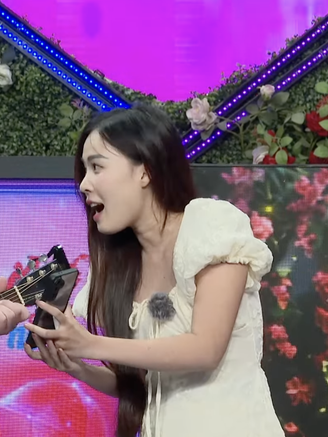 Nữ MC xinh đẹp đến show hẹn hò, được lòng mẹ đàng trai ngay lần đầu gặp