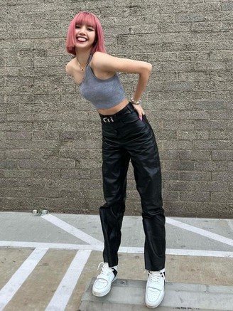 Khoe trọn lưng thon với áo crop top lệch vai