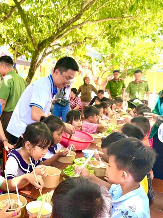 Bữa cơm ấm áp và những món quà sẻ chia