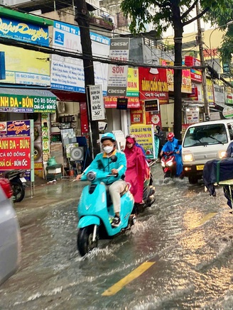 Tài xế công nghệ đi làm mùa mưa gió: ‘Cực lắm, xin đừng bom hàng, hủy cuốc’