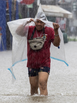 Bão Comay áp sát Philippines