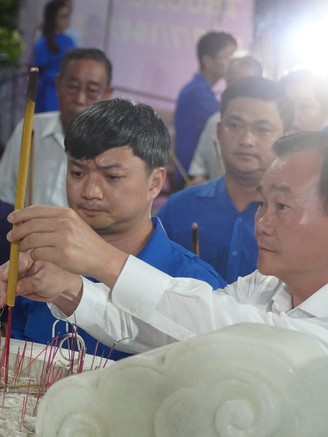 Mặc niệm tưởng nhớ công ơn các anh hùng liệt sĩ