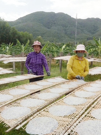 Lãi 200 triệu đồng mỗi năm nhờ nghề làm bánh tráng