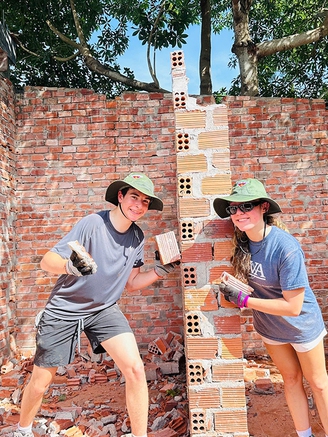 17 ngày trên đất Vạn Tường: Khi trái tim không còn khoảng cách