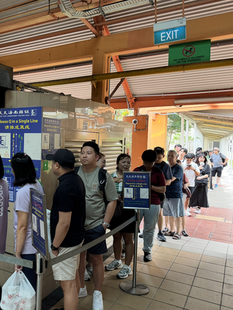 Cơm gà gây tranh cãi ở Singapore: Có gì khiến khách Việt dậy sớm xếp hàng dài?