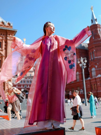 Áo dài của Vũ Việt Hà tỏa sáng trên Quảng trường Đỏ