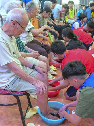 Tuổi teen và bài học yêu thương từ viện dưỡng lão