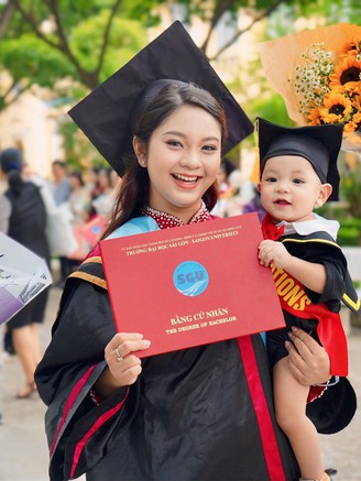 Nữ sinh vừa cầm bằng cử nhân, vừa bế con gây xúc động