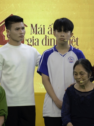 Quang Hải lặng người trước bà cụ 70 tuổi chật vật làm thuê nuôi cháu mồ côi