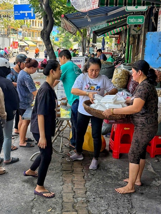 Lan tỏa trên mạng xã hội: Tủ bánh mì 'kỳ lạ' ở Chợ Lớn
