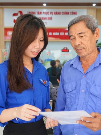 Thanh niên tình nguyện 'trực chiến' tại Trung tâm hành chính công để hỗ trợ người dân