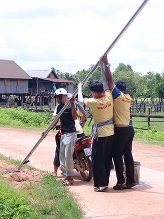 Sinh viên mang niềm vui đến vùng biên giới