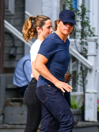 Tom Cruise lộ ảnh 'tay trong tay' Ana De Armas, ngầm xác nhận hẹn hò