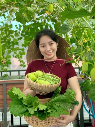 Khu vườn 30 m² xanh mướt với nhiều rau trái sạch của một phụ nữ xinh đẹp